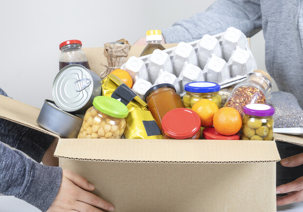 Киевляне могут получить продуктовые наборы домой: как это сделать. || Фото: Depositphotos