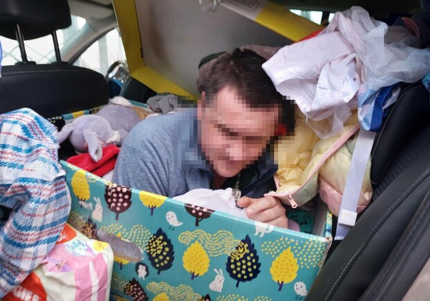 Чоловік намагався потрапити у Молдову в бейбі-боксі || Фото: facebook.com/DPSUkraine