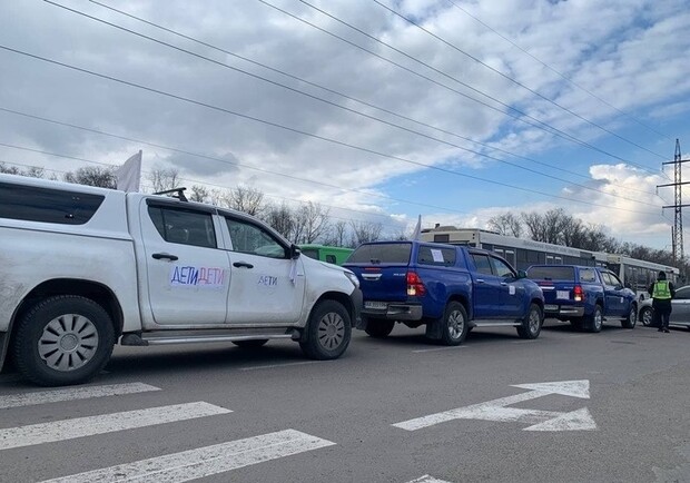 Евакуація на автомобілі: пробки, маршрути, харчування та проживання. || Фото: Дмитро Баєвський/gordonua.com