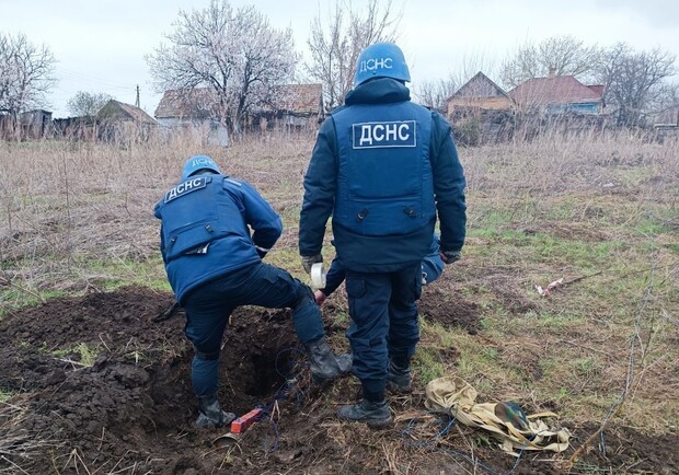 Запорожские пиротехники около жилых домов обезвредили снаряд РСЗО "Ураган". || Фото: facebook.com/DSNSZP