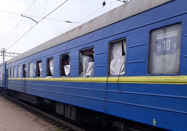 У поїзді "Запоріжжя-Львів" вибуховою хвилею та уламками вибило скло || - фото: t.me/UkrzalInfo