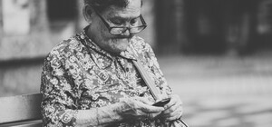 Украинцам предлагают помочь пожилым людям мобильными телефонами