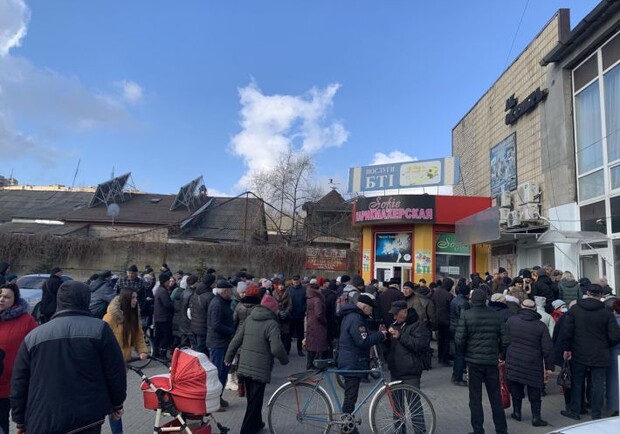 В оккупированном Мелитополе люди стоят в очередях в банк по 6 дней - Запорожье Vgorode.ua