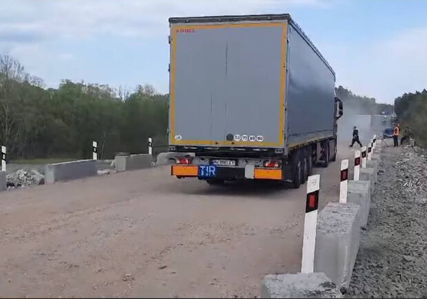 В Киевской области полностью возобновили движение по Варшавской трассе. || Фото: скриншот с видео