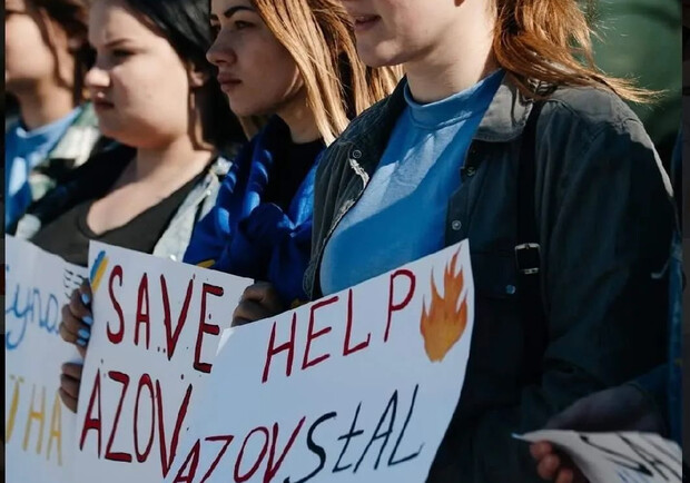 Родственникам защитников Мариуполя запретили провести митинг в центре Киева. || Фото: Inst @save_azovstal_ua