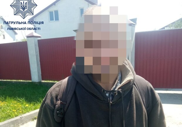 Львівські патрульні затримали чоловіка з краденим телефоном || Фото: facebook.com/lvivpolice
