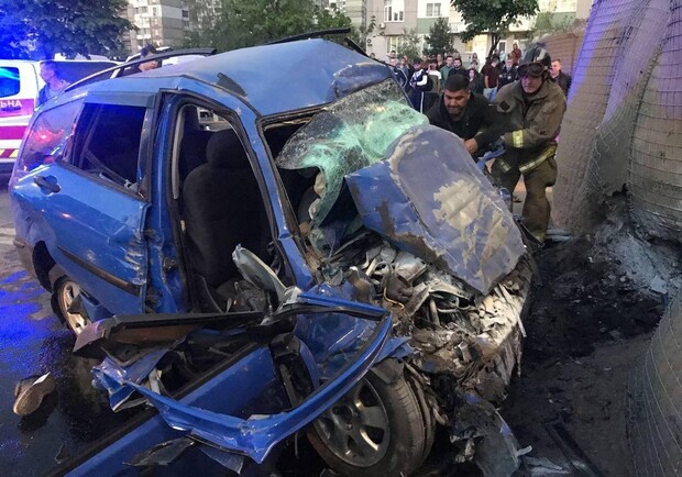 На Троещине водитель легковушки на большой скорости влетел в блокпост. || Фото: полиция Киева