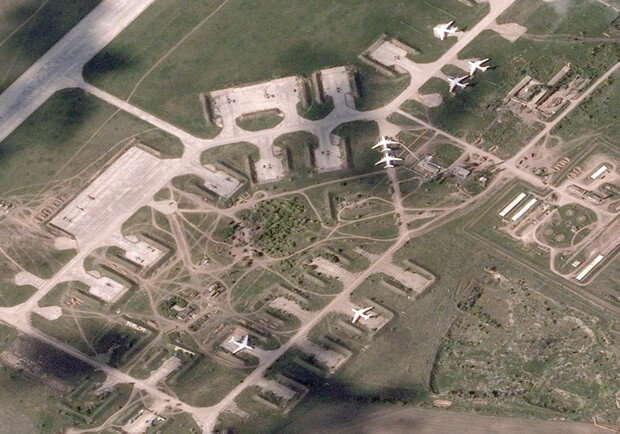 Спутники обнаружили скопление авиации России на аэродроме в Мелитополе. || Фото: edition.cnn.com