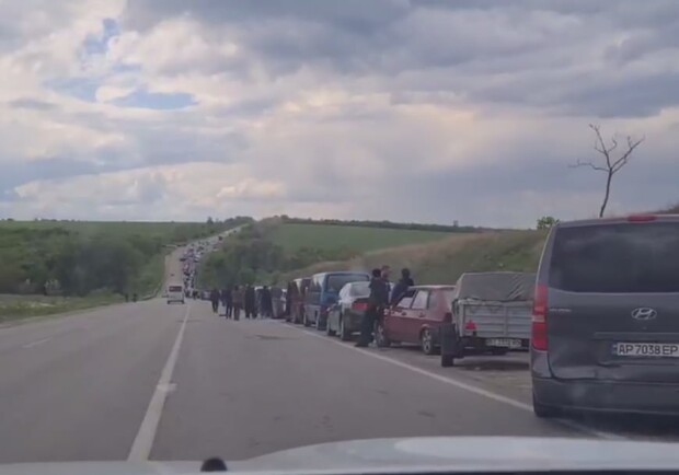 В Васильевке перед российский блокпостами стоят более тысячи автомобилей. || Фото: t.me/zoda_gov_ua