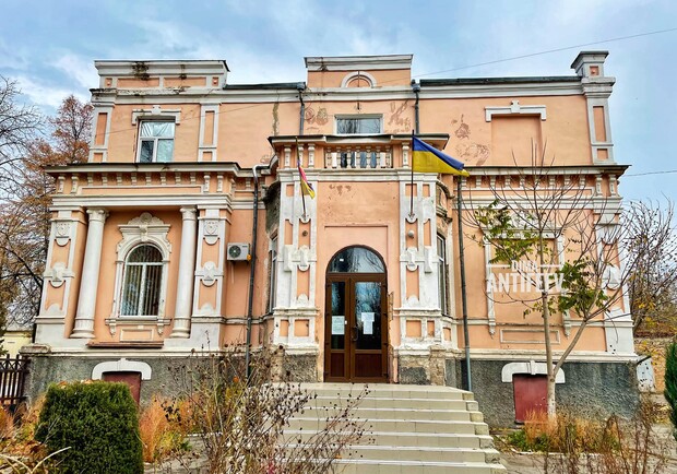 В Оріхові окупанти розбомбили історичний менонітський маєток. || Фото: facebook.com/Dmitry.Antifeev