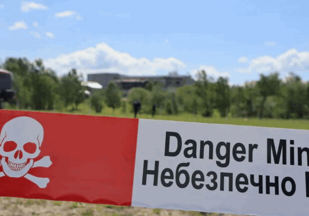 На дні курортного Блакитного озера у Горенці під Києвом знайдено десятки снарядів. || Фото: obozrevatel.com