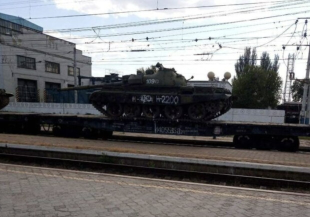 З якою метою окупанти привезли до Мелітополя старі танки Т-62. || Фото: informnapalm.org
