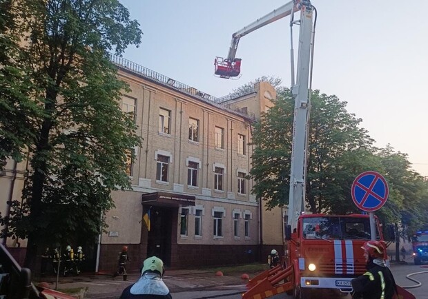 В Киеве горело здание таможенной службы. || Фото: ГСЧС