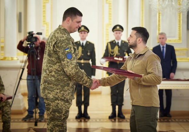 Зеленский наградил воина ВСУ, который сдерживал вражескую колону в направлении Запорожья. || Фото: president.gov.ua
