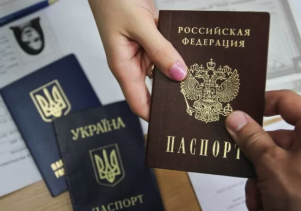 Оккупанты создают искусственные очереди за паспорта РФ в Бердянске || - фото: bbc.com