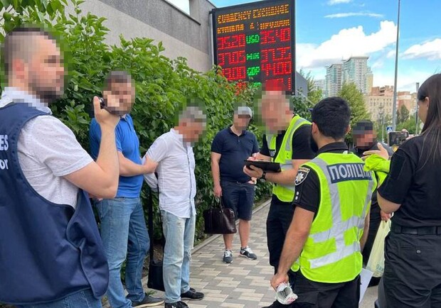 Киевлянин "помогал" мужчинам призывного возраста выехать за границу || фото: https://www.facebook.com/kyiv.gp.gov.ua/?ref=page_internal