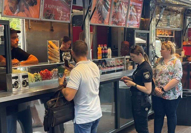Специалисты провели проверки в столичных заведениях быстрого питания. || Фото: Госпродпотребслужба Киева