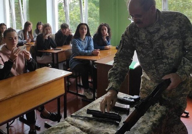 Львівських школярів і вчителів вчитимуть поводитися зі зброєю || Фото: city-adm.lviv.ua
