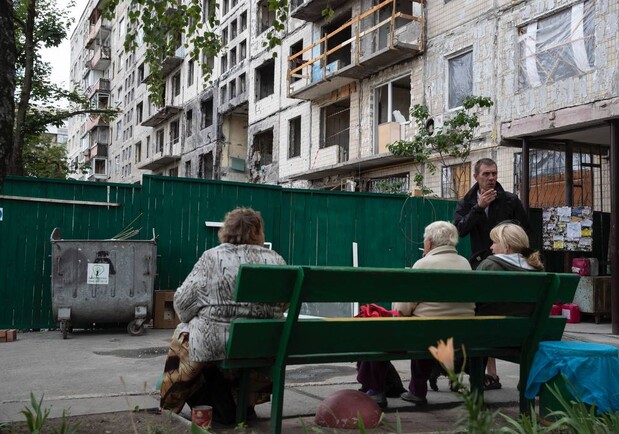 На Оболоні відновлюють пошкоджений будинок від обстрілів РФ: як проходять роботи. || Фото: КМДА