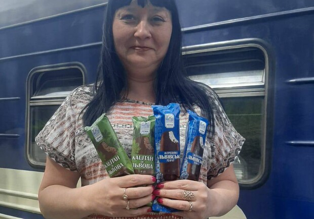 У двох потягах, що курсують через Львів почали продавати морозиво || Фото: Укрзалізниця