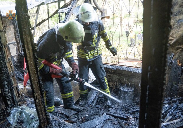 В жилой многоэтажке на Воскресенке рано утром произошел пожар. || Фото: facebook.com/DSNSKyiv