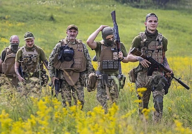 Колекторам в Україні наразі заборонено стягувати борги з військових та їхніх сімей. || Фото: vchasnoua.com