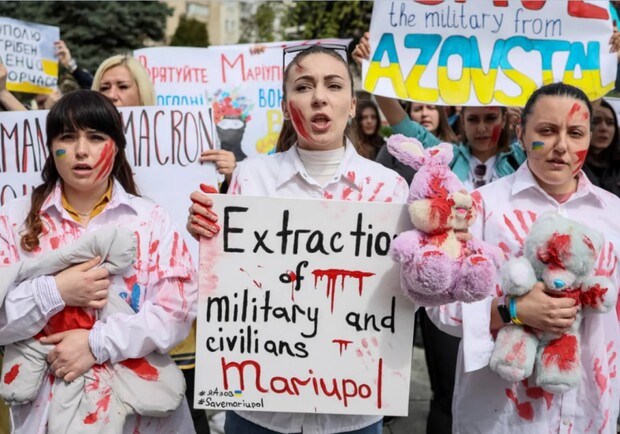 Запорожцы приглашаются на акцию поддержки защитников Мариуполя. || Иллюстративное фото: reuters.com/Gleb Garanich