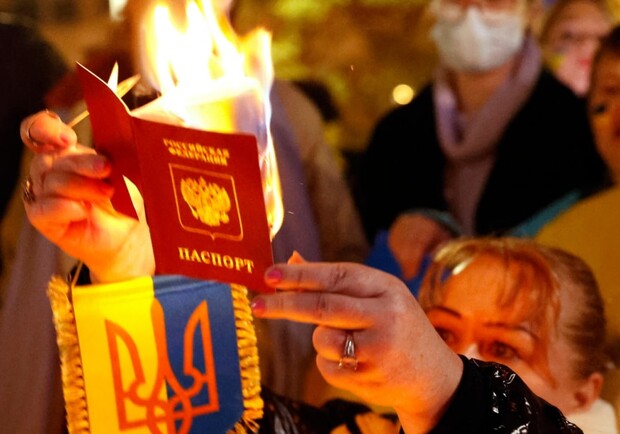 Окупанти провалили видачу російських паспортів у Запорізькій області. || Фото: afp.com