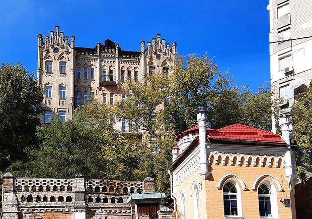 В Киеве разбирают мостик в уникальном "Замке доктора". || Фото: wikipedia.org