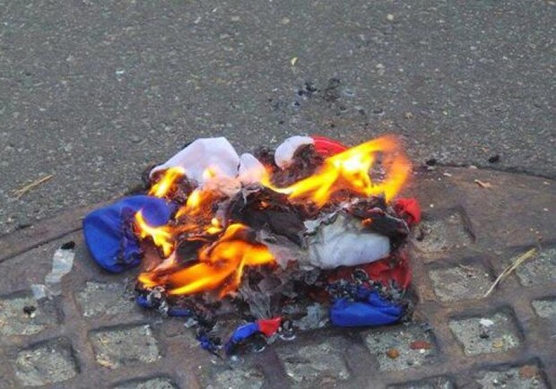 В селе под Мелитополем девочка-подросток сняла и сожгла российский флаг. || Иллюстративное фото: dialog.ua