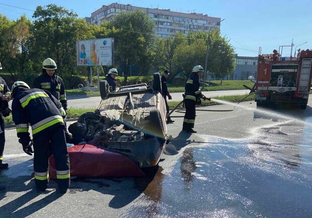 У Запоріжжі біля "Дубового гаю" авто перекинулося на дах. || Фото: zp.dsns.gov.ua