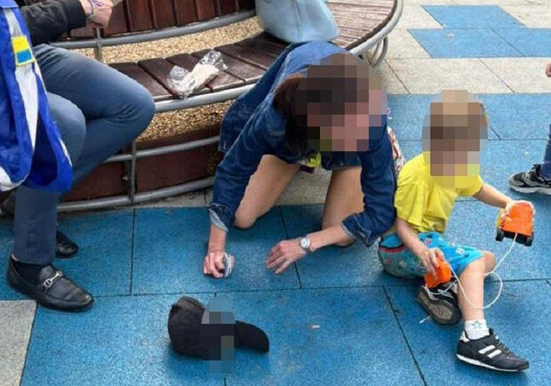 У Маріїнському парку п'яна горе-мати мало не загубила малолітнього сина. || Фото: Поліція Києва