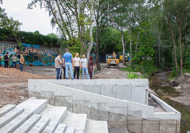 На річці Почайна з'явилися сходи до води та озеленення стін. || Фото: vechirniy.kyiv.ua