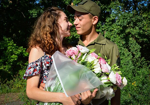 Нацгвардієць освідчився коханій на блокпосту у Запоріжжі. || Фото: facebook.com/ngu.south