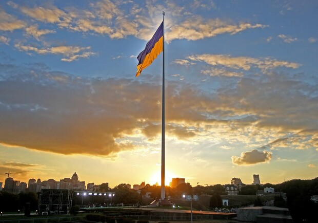 Самый большой флаг Украины в Киеве на склонах Днепра поменяют ко Дню  государственного флага - Киев Vgorode.ua