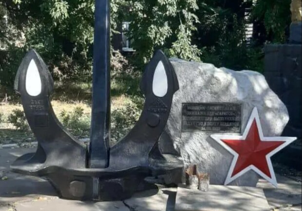 Оккупанты установили в Бердянске памятник своему уничтоженному кораблю "Саратов". || Фото: t.me/a_shtirlitz