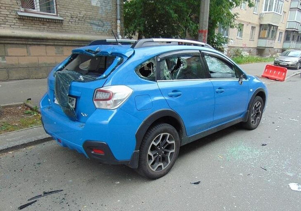 У Києві чоловік бейсбольною битою розбив авто, яким приїхала його дружина. || Фото: Нацполіція Києва