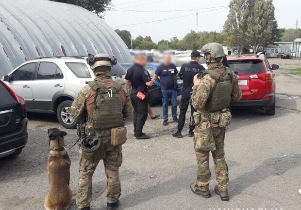 В Запорожье чиновники потребовали взятки за беспрепятственный проезд на временно оккупированные территории. || Фото: zp.npu.gov.ua