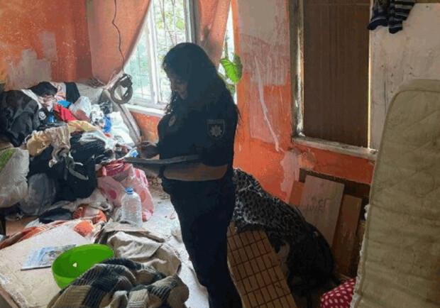 Полицейские нашли в Киеве квартиру с грудами мусора и тараканами, и изъяли оттуда детей - фото. || Фото: kyiv.npu.gov.ua