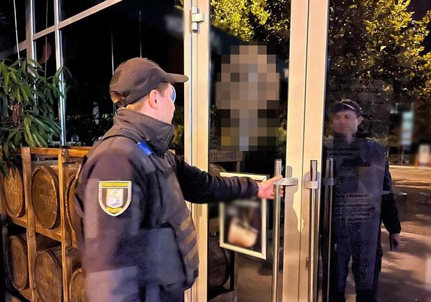 В Киеве полиция проверяет время работы ресторанов и клубов. || Фото: Национальная полиция
