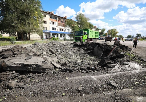  У Комишувасі снаряд РФ поцілив у дорогу, збудувану в рамках "Великого будівництва". || Фото: zoda.gov.ua