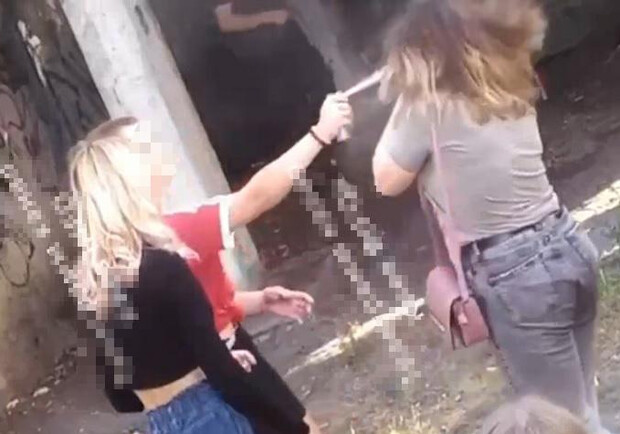 Школьницам, избившим девушку в Киеве, сообщили о подозрении. || Фото: facebook.com/UA.KyivPolice