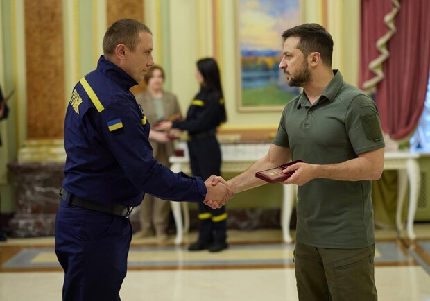 Володимир Зеленський нагородив запорізького піротехніка орденом "За мужність". || Фото: facebook.com/DSNSZP