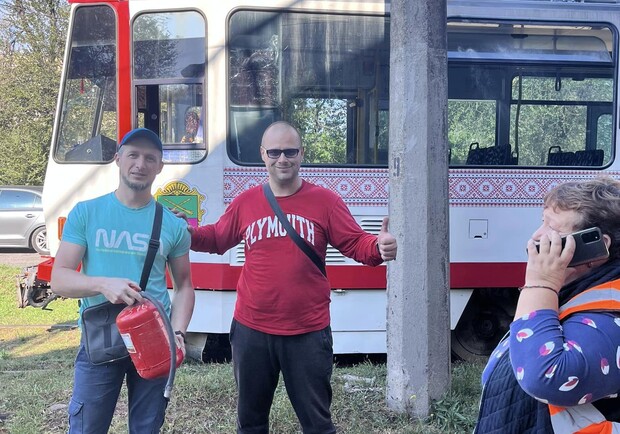 В Запорожье двое мужчин спасли людей и трамвай, на крыше которого вспыхнул огонь -|| фото: facebook.com/profile.php?id=100022110272520