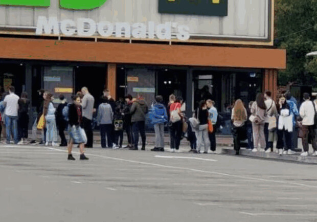 У відкриті сьогодні ресторани McDonald's стояли величезні черги. || Фото: obozrevatel.com