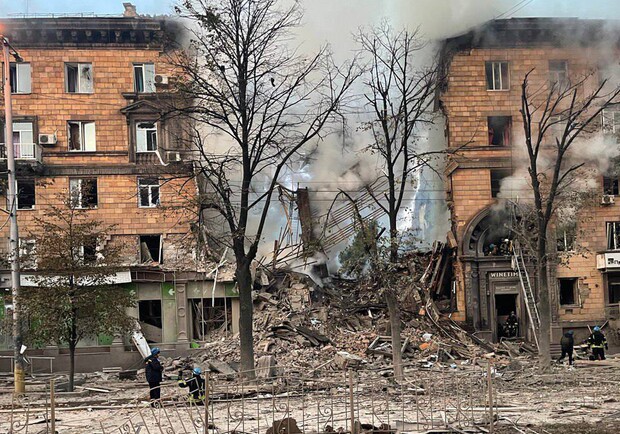 По центру Запорожья выпустили 7 ракет: разрушены жилые дома, люди под завалами - || фото: t.me/zoda_gov_ua