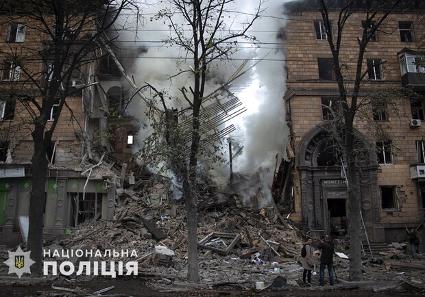 В Запорожье к разбору завалов разрушенных домов приобщили добровольцев. || Фото: zp.npu.gov.ua