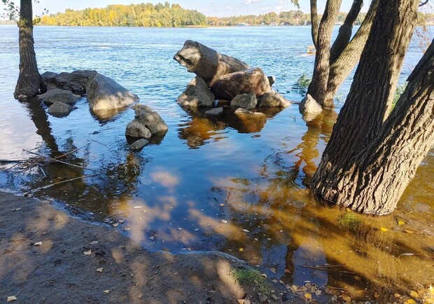 Дніпровська вода підтопила на Оболоні парк "Наталка" – фото. || Фото: t.me/place_kyiv