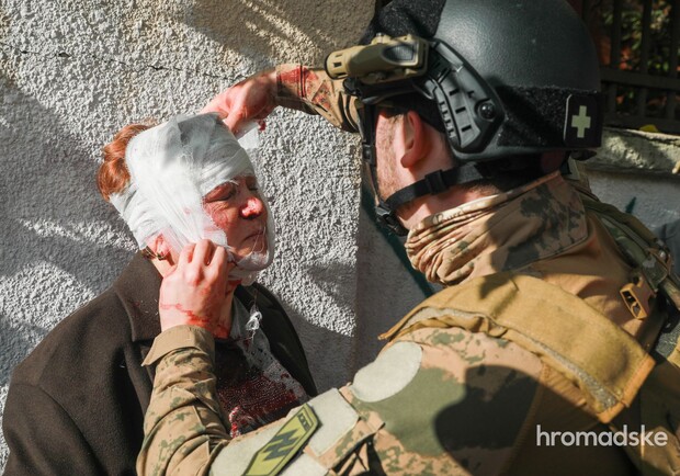Жінка, яка постраждала від ракетного удару у Києві, зустрілася зі своїм рятівником. || Фото: Hromadske