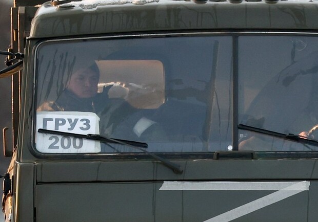 Російські окупанти вивозять трупи своїх солдатів КамАЗами, – Федоров. || Фото: bbc.com